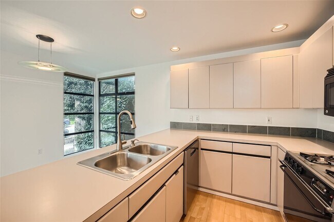 Building Photo - Modern Townhome in Vibrant University Dist...