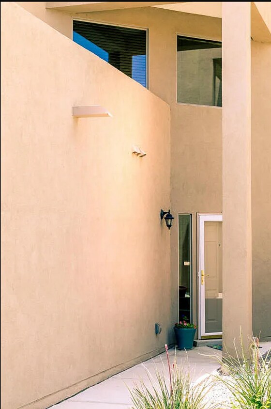 Building Photo - 3 Bedroom 3 Bath 2 car garage. Townhome in...