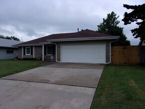 Building Photo - 2000 Lanesboro Dr