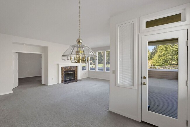 Building Photo - 60 Fairway Ln