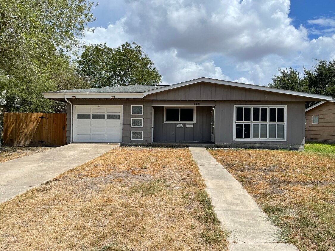 Primary Photo - 828 E Alexander Ave