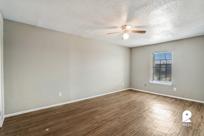 Building Photo - 11810 Algonquin Dr