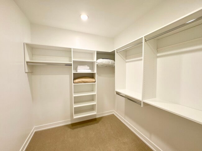 Plaza 213 furnished or unfurnished - Peregrine Plaza