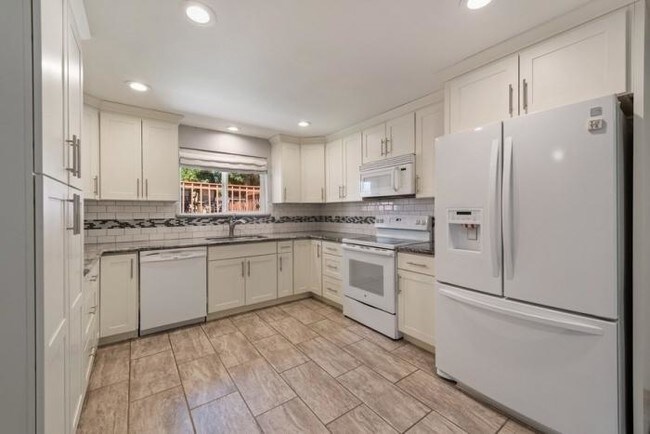 Foto del edificio - 4 bedroom in Seattle WA 98125