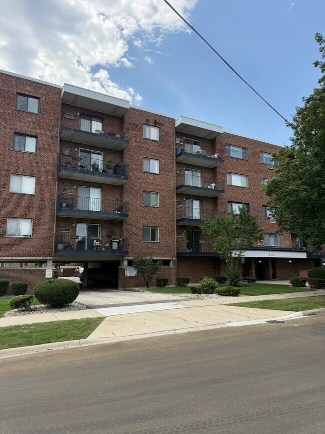 Building Photo - 205 W Miner St