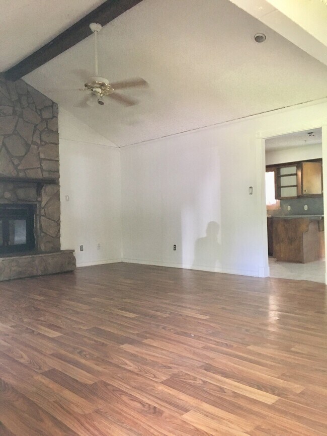 Building Photo - 110 Post Oak Ln