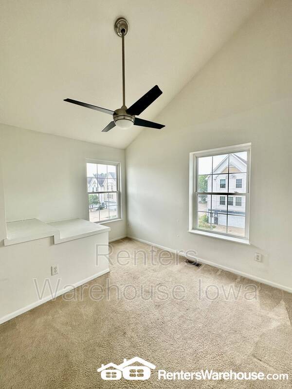Building Photo - 1250 SE Village View Ln