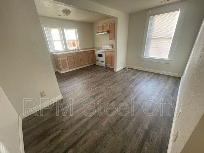 Building Photo - 511 W 12th St