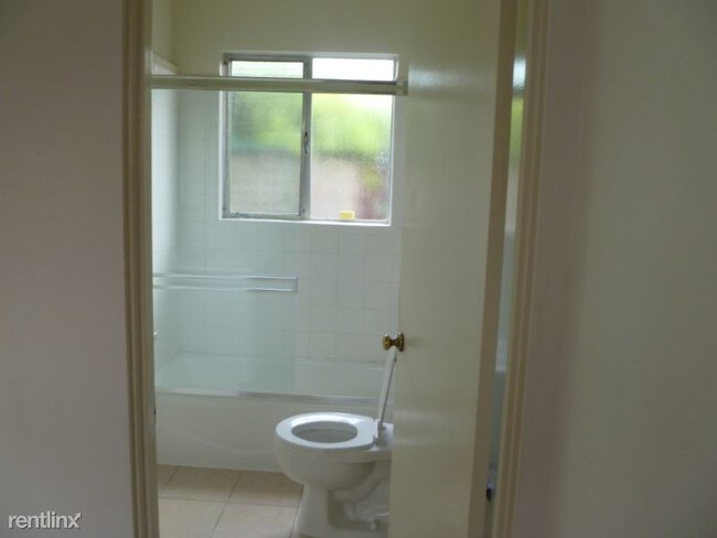 Building Photo - 1 br, 1 bath Apartment - 239 Dumbarton Ave.,