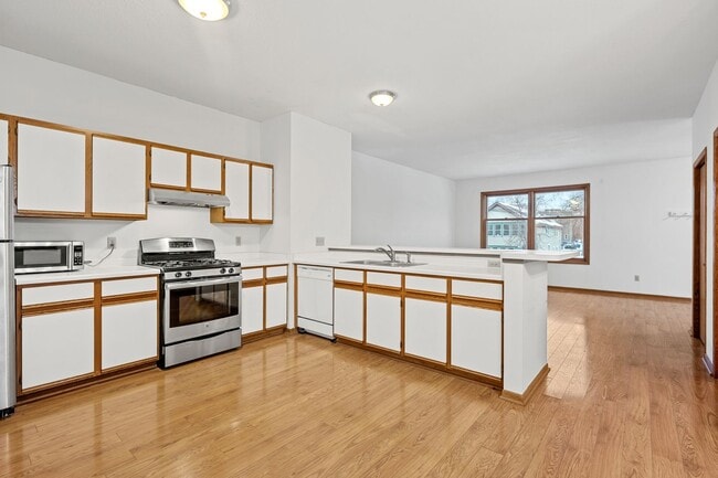 Building Photo - Spacious 3BR 2Bath Townhome in the desirable Seward Neighborhood!