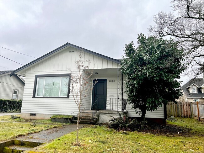 Building Photo - Modern Two-Story Gem: 3BD/1BA Home with Bo...