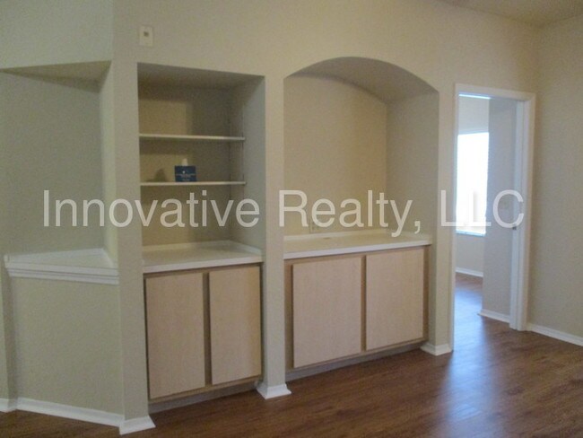 Building Photo - 824 Camargo Way