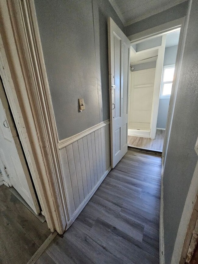 Foto del edificio - Upper 1 bedroom unit gas included