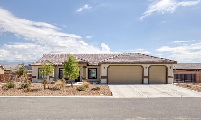 Foto del edificio - Spacious 4BD/3BA Pahrump Home w/ Dual Prim...