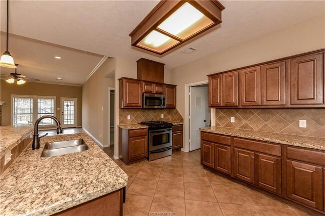 Building Photo - 1011 Emerald Dove Ave