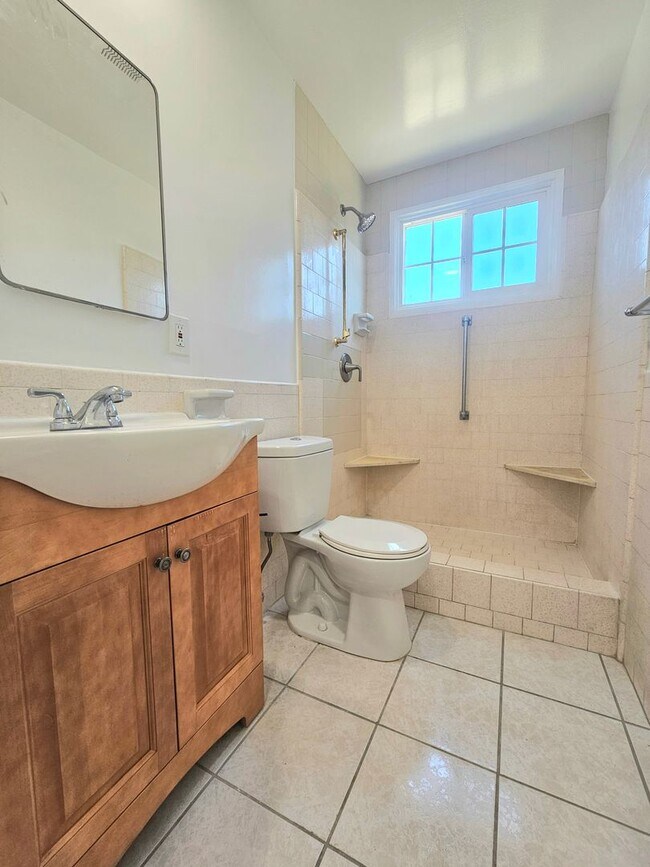 Building Photo - Spacious 3bed 2bath Home in La Puente
