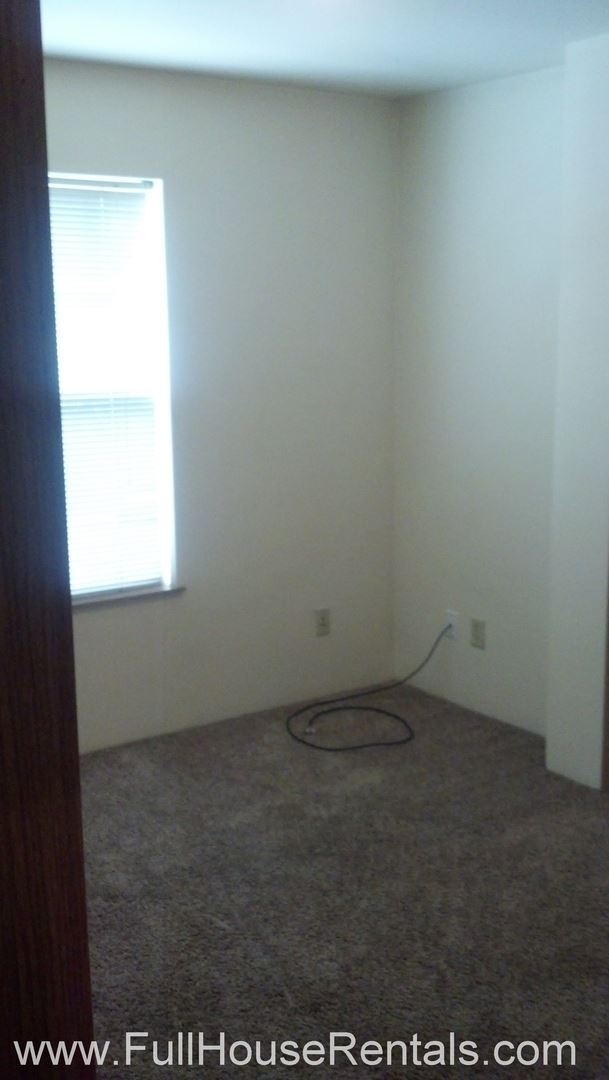 Building Photo - 3 br, 1 bath Apartment - 659 W 11th Alley