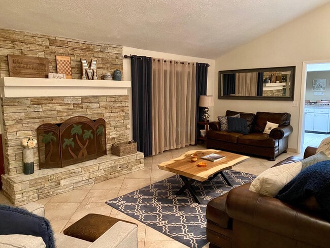 Photo - 305 Sweetwater Creek Dr W House