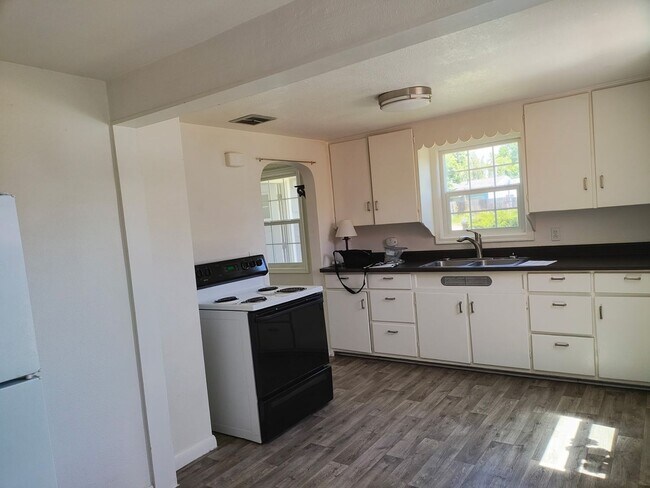 Foto del edificio - Adorable 2 Bedroom 1 Bath House With A Large Bonus Room