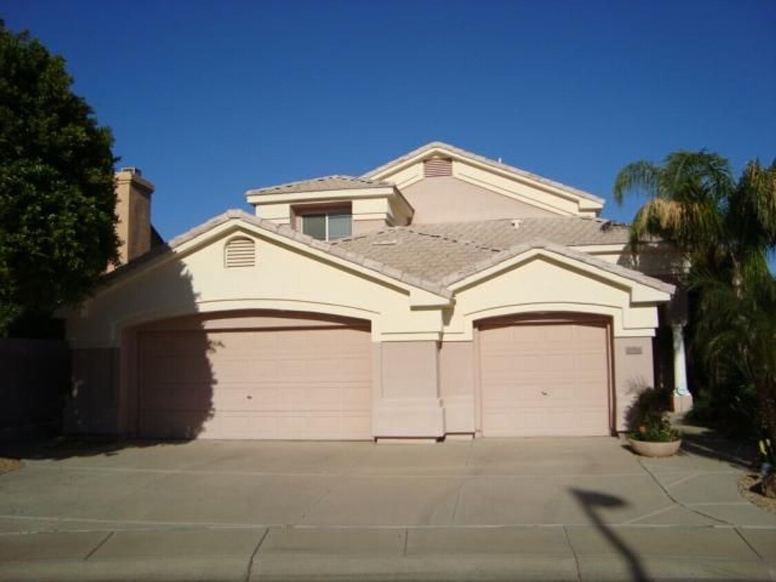 Foto principal - Gorgeous 4 Bed 3 Bath 3 Car Garage home wi...