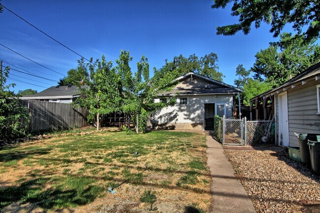 Foto del edificio - 2 bed 1 bath house just west of DU