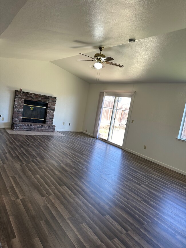 Building Photo - 2680 Peppertree Dr
