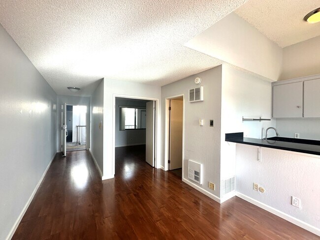 Foto del edificio - BEAUTIFUL TOP FLOOR  1 BED 1 BATH CONDO W/RESORT FACILITIES! +STORAGE