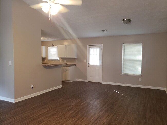 Foto del edificio - Spacious Ranch-Style 3 Bedroom Home with Bonus room Large back yard!