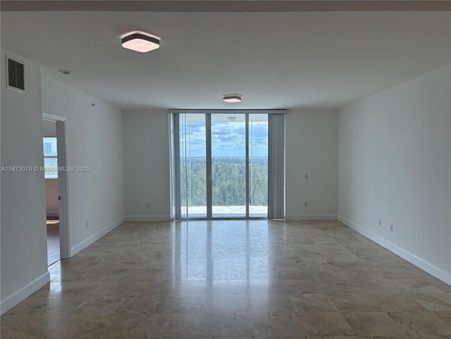 Foto del edificio - 15051 Royal Oaks Ln