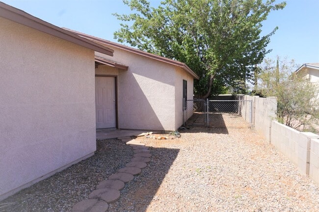 Building Photo - Cozy 3 bedroom home