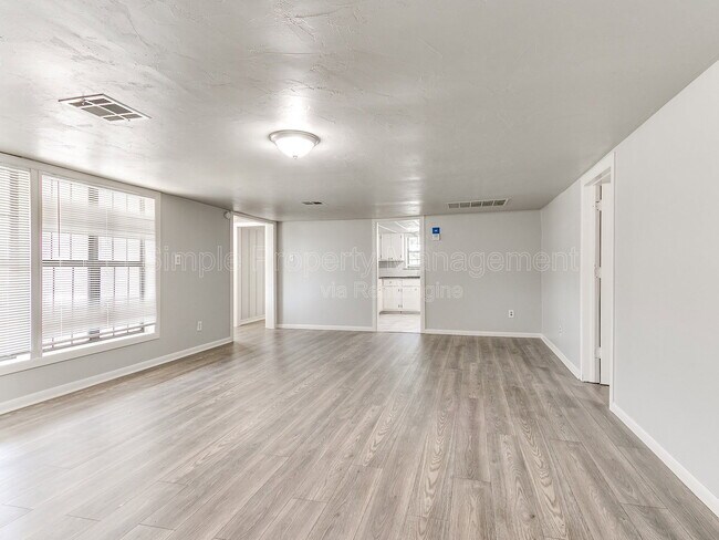 Foto del edificio - 9706 N Garnett Dr