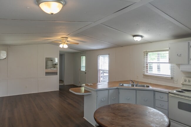 Building Photo - 1394 McGee St
