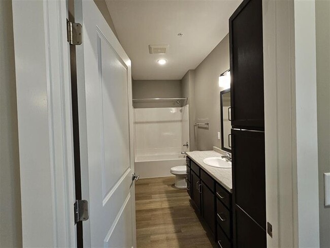 Building Photo - Lakeshore Villas