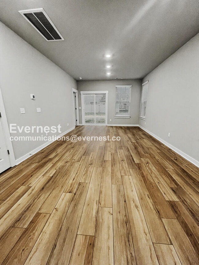 Foto del edificio - 710 Mickelson Wy