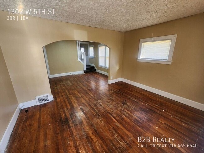 Building Photo - 1302 W 5th St