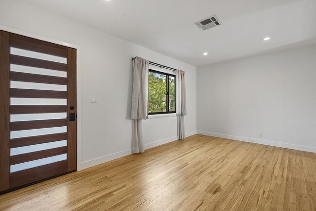 Building Photo - 654 Ozone St, Santa Monica, CA 90405