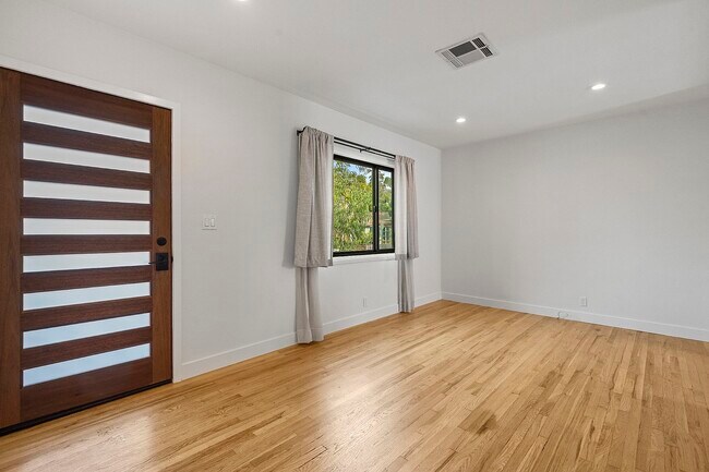 Foto del edificio - 654 Ozone St, Santa Monica, CA 90405