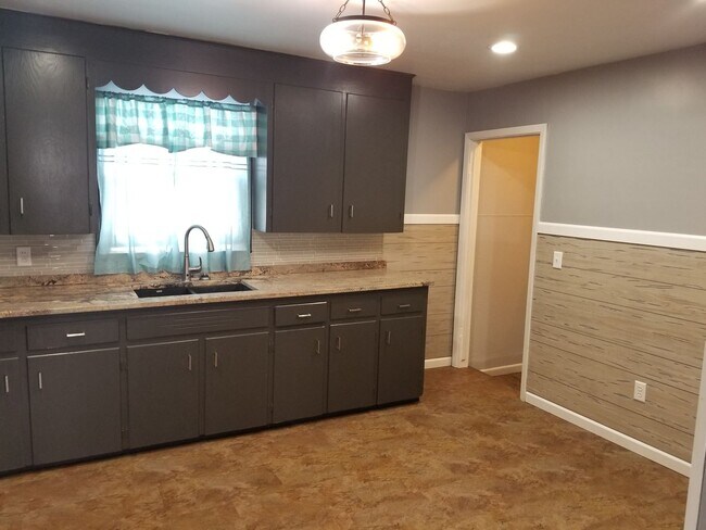 Building Photo - 3 Bedroom, 1 bath Home Near Norfolk Sr High