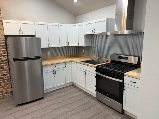 Building Photo - 618 North St