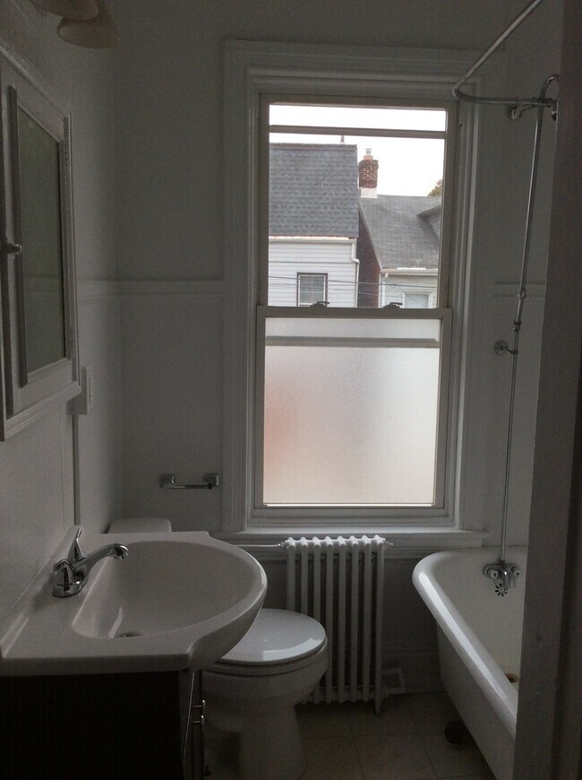 Foto del edificio - Coming soon! 4 bedroom 1 bath House-Yard, ...