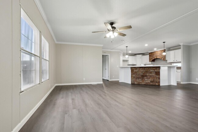 Building Photo - 105 Lovely Iris Ln