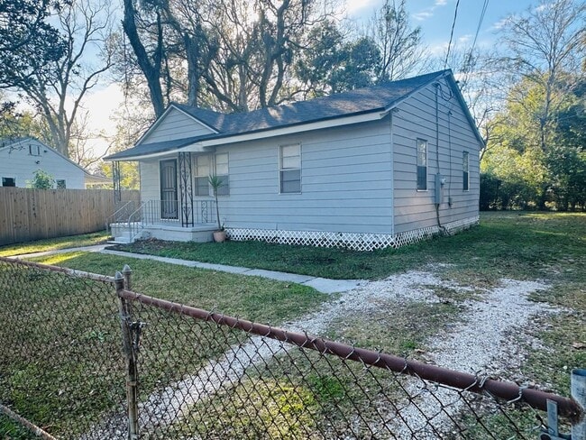 Photo - **Move in ready 3/1 Single Family home 32254