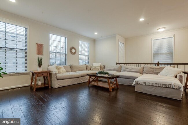 Foto del edificio - Stunning, light-filled end unit townhome in sought-after Brambleton community.