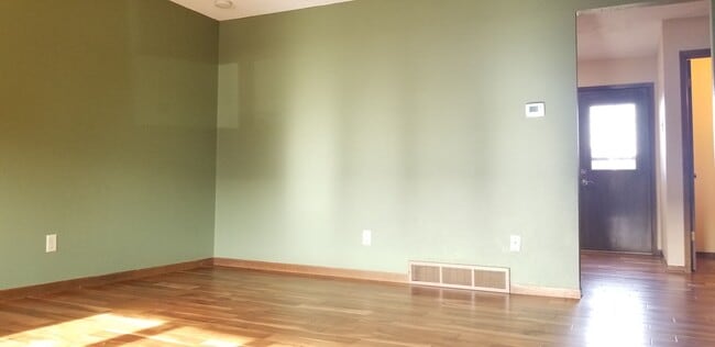 Building Photo - Beautifully updated two bedroom townhouse, close to the hospital!