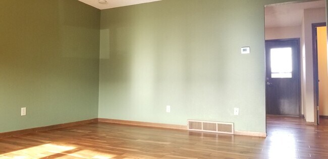 Foto del edificio - Beautifully updated two bedroom townhouse, close to the hospital!