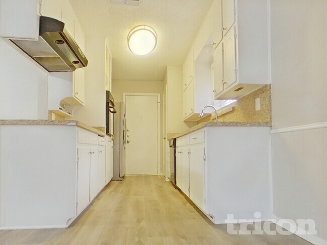 Foto del edificio - 6212 Douglas Dr