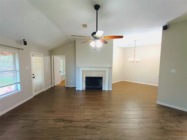 Foto del edificio - 3821 Pin Oak Dr N