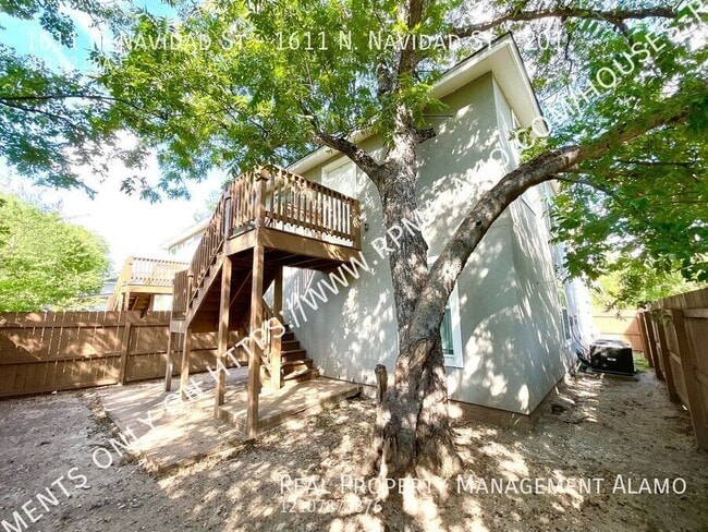 Building Photo - 1611 N Navidad St