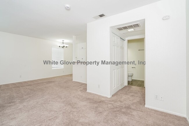 Building Photo - Charming Studio Condo with Garage in Desirable Las Palmas Community