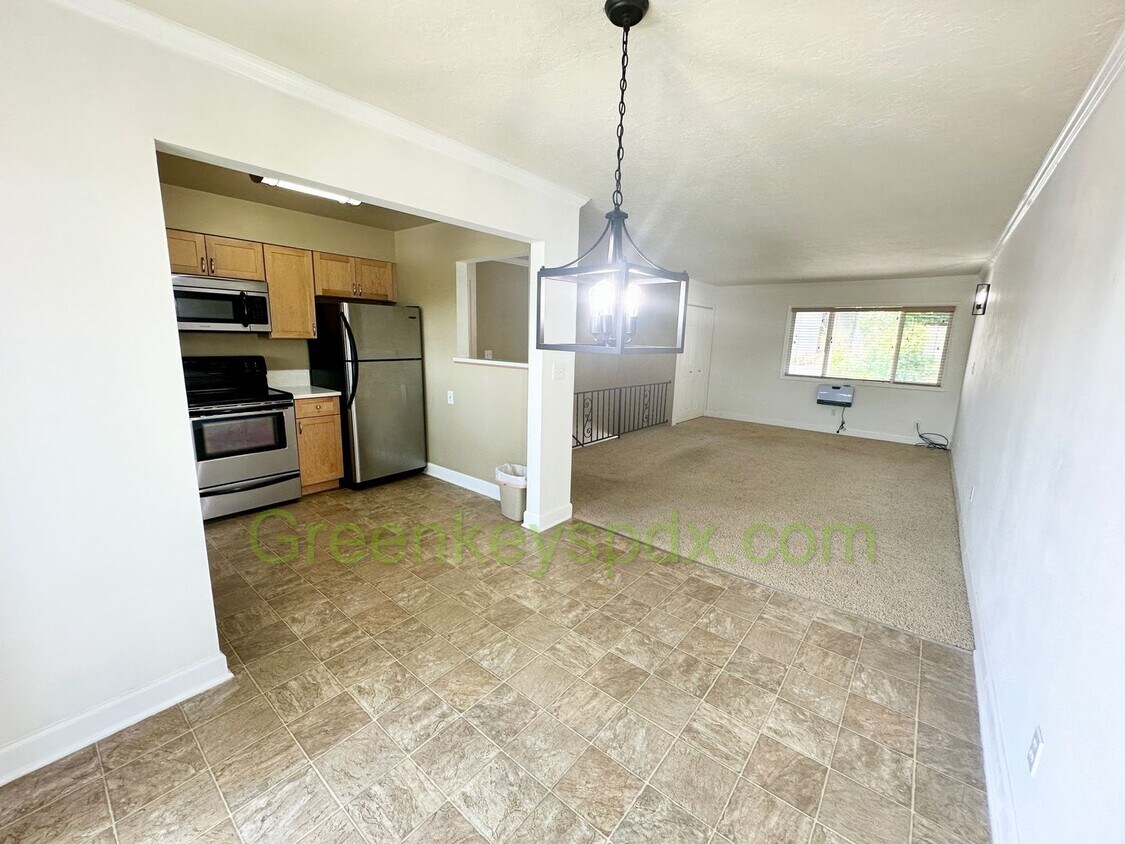 Foto principal - Wow! Spacious, Move-in Ready 2-bedroom 1-b...